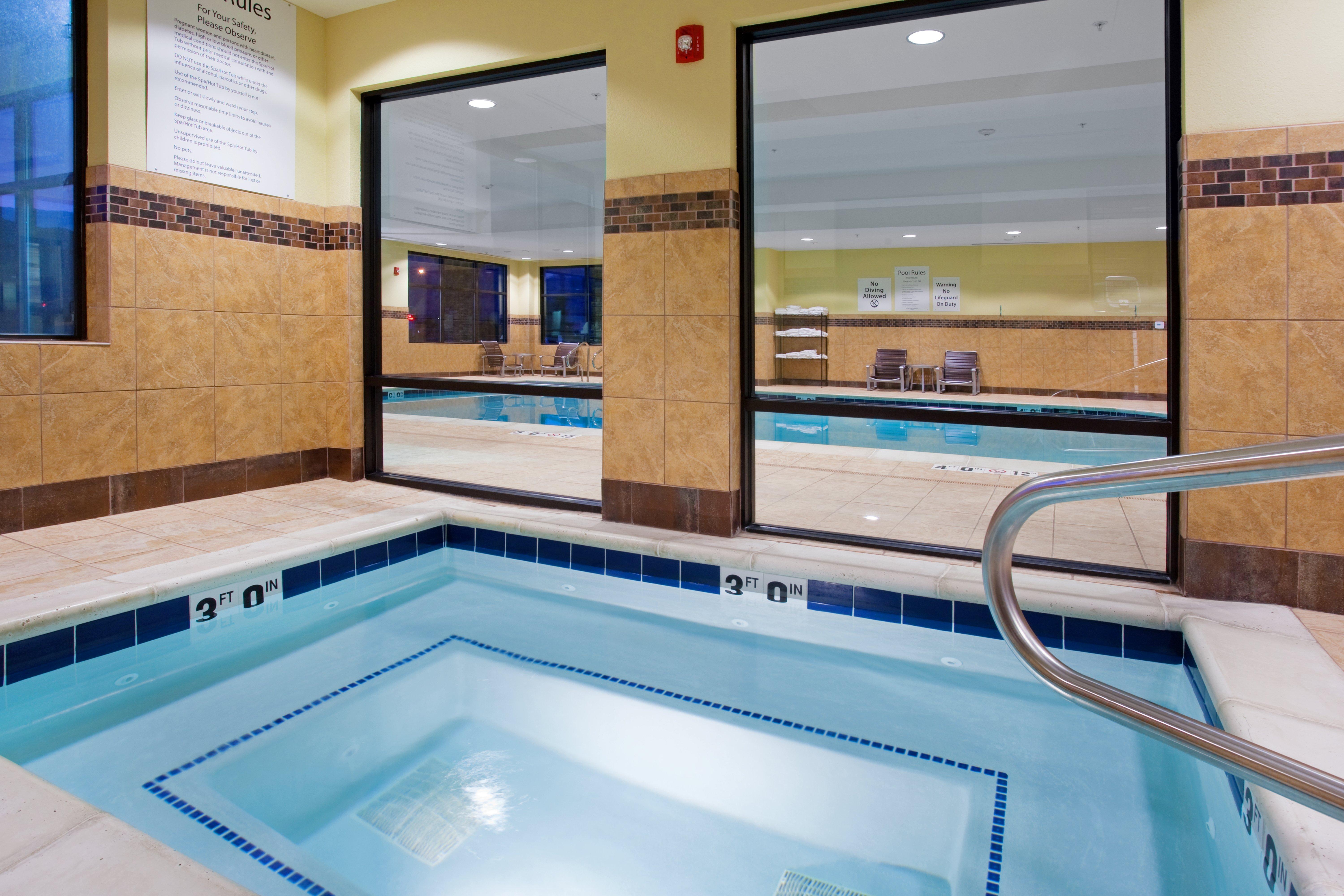Holiday Inn Express & Suites Logan By Ihg Экстерьер фото