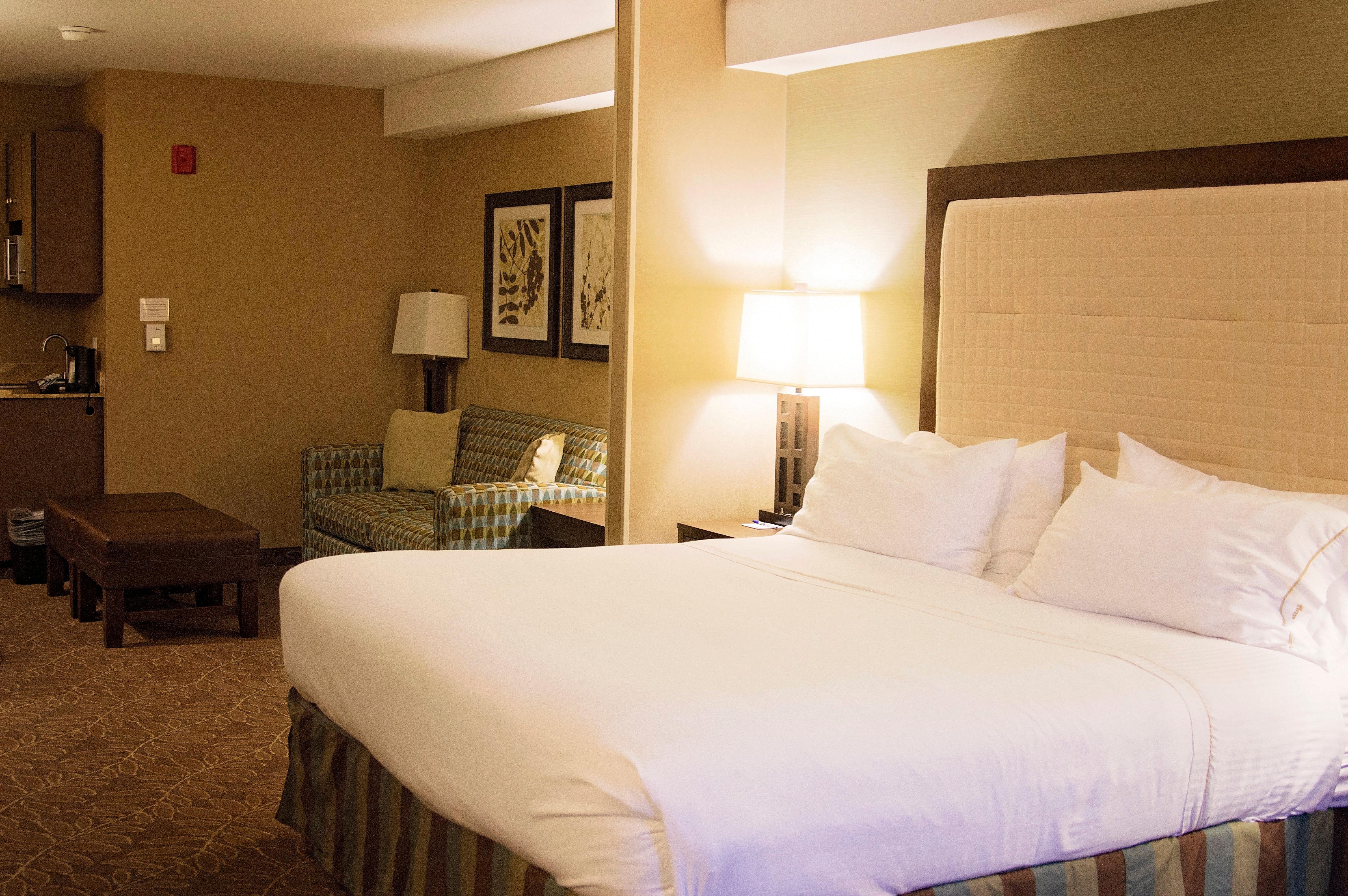 Holiday Inn Express & Suites Logan By Ihg Экстерьер фото