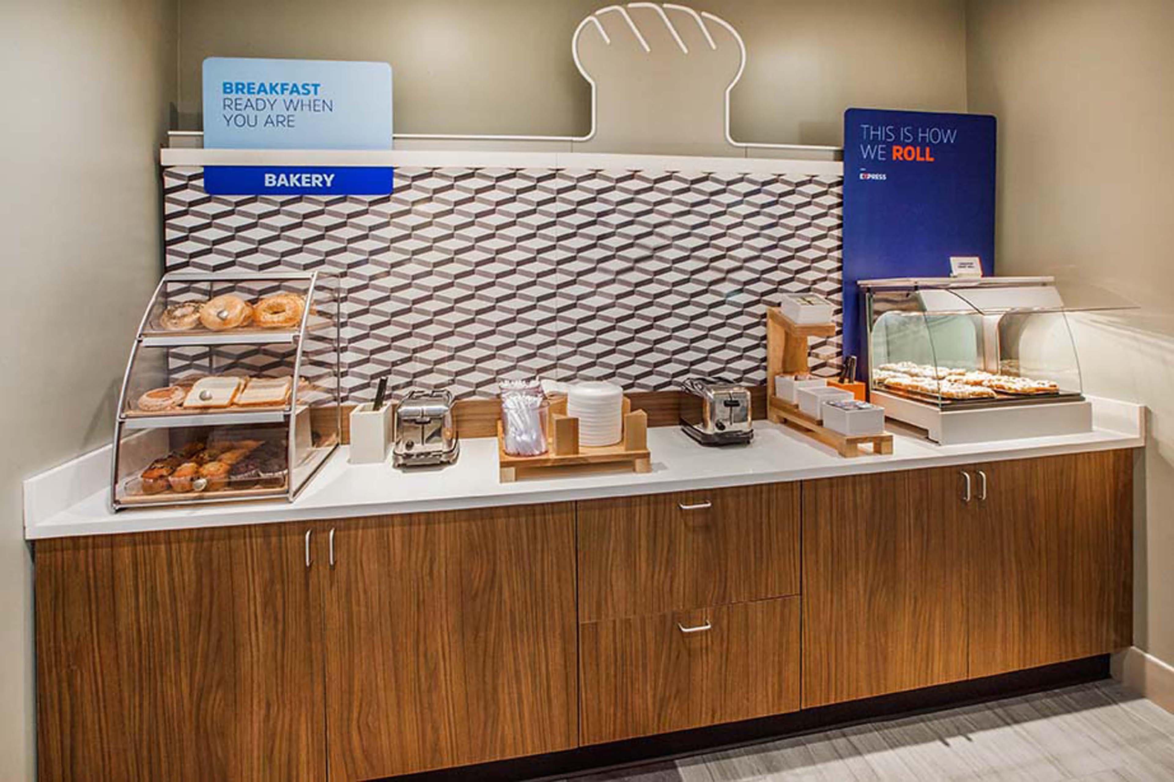 Holiday Inn Express & Suites Logan By Ihg Экстерьер фото