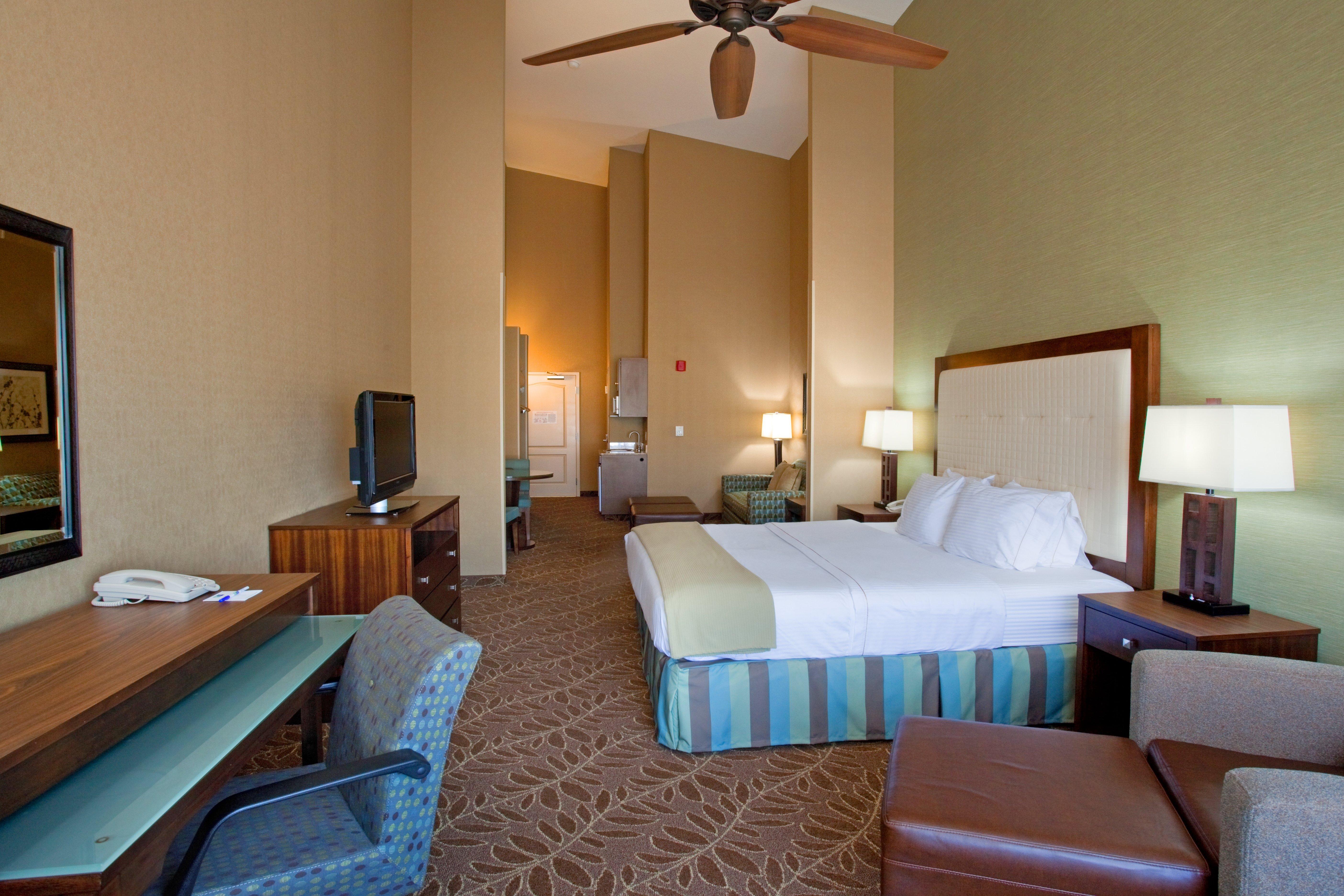 Holiday Inn Express & Suites Logan By Ihg Экстерьер фото
