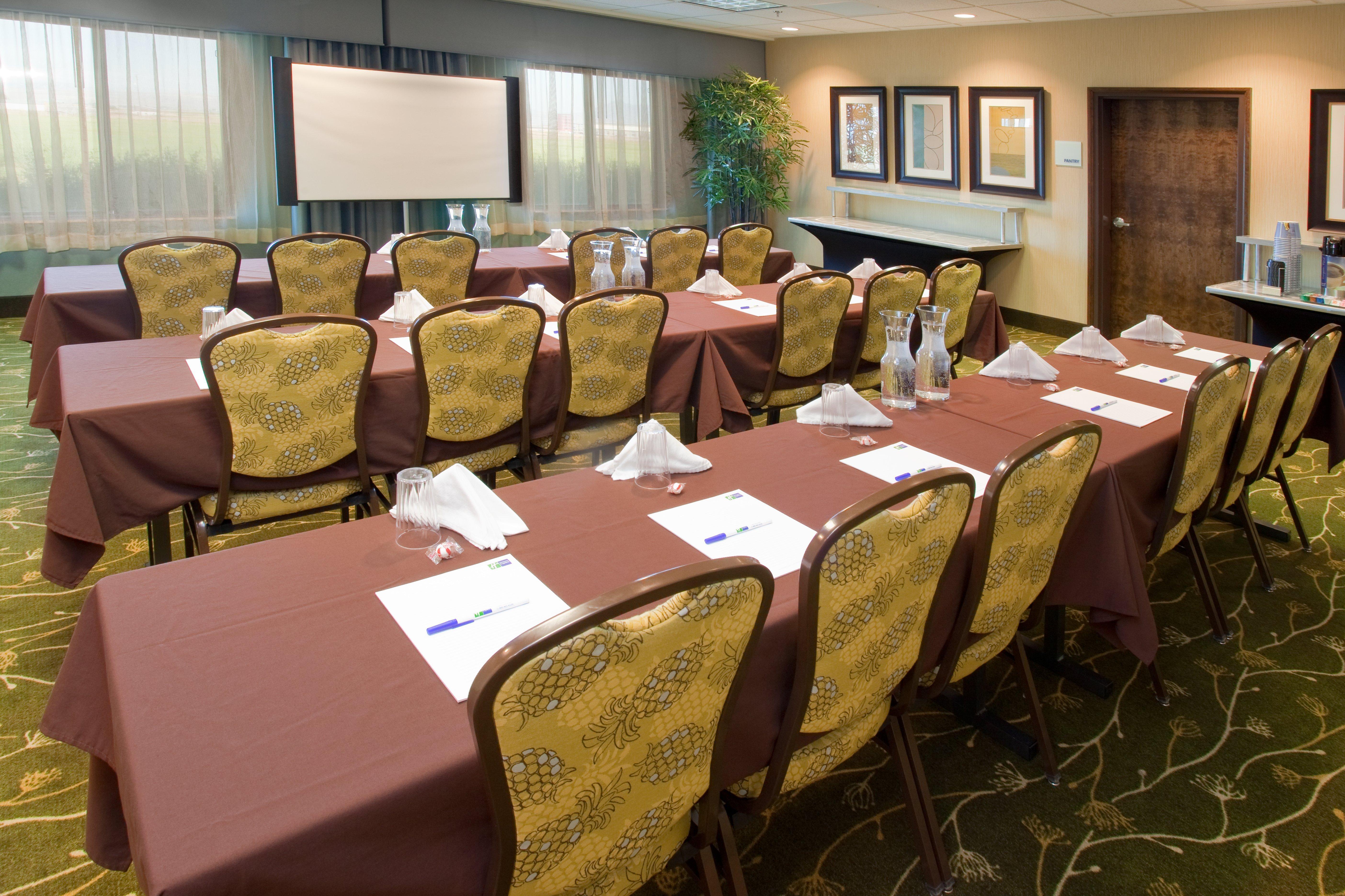 Holiday Inn Express & Suites Logan By Ihg Экстерьер фото