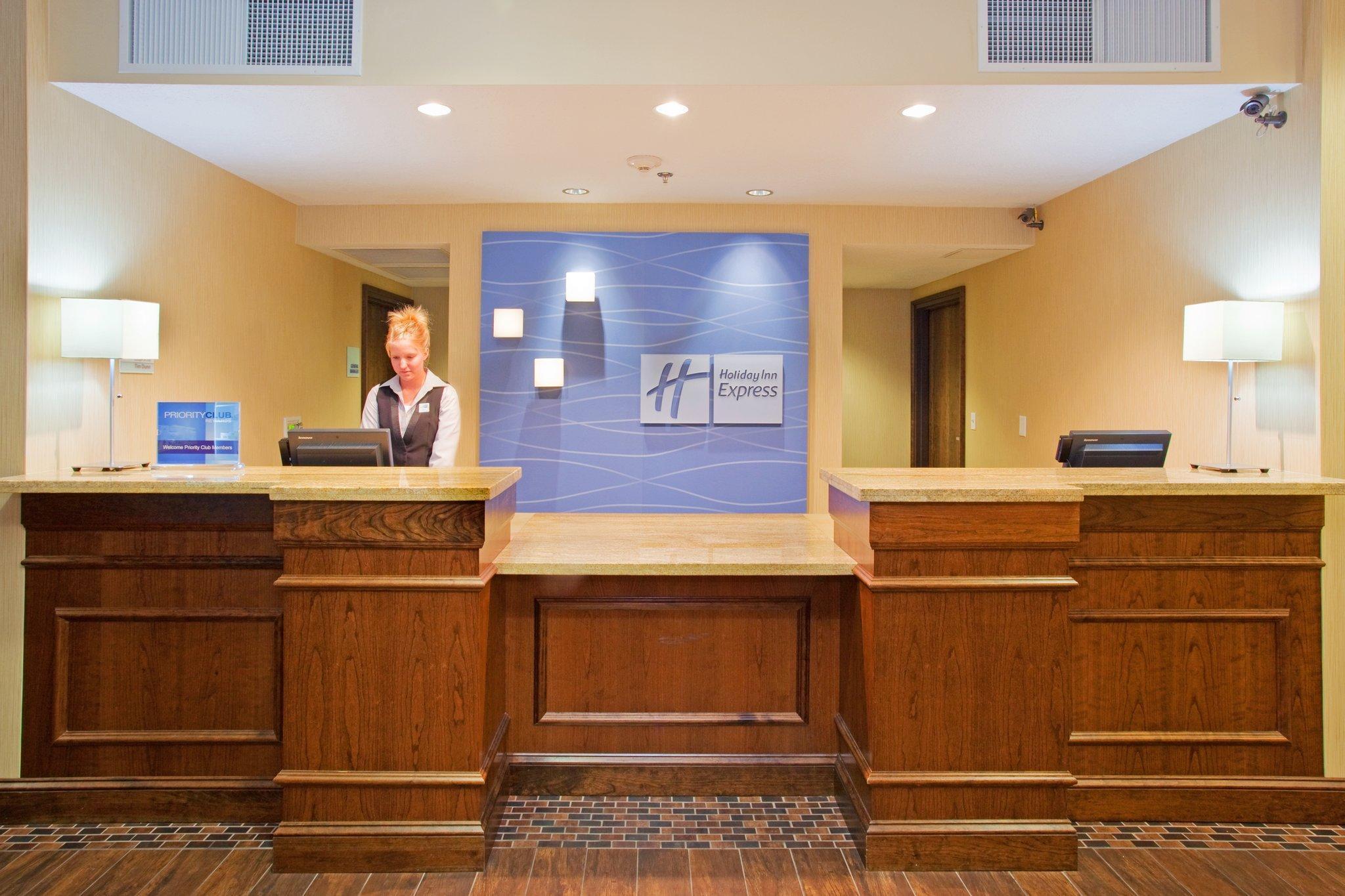 Holiday Inn Express & Suites Logan By Ihg Экстерьер фото