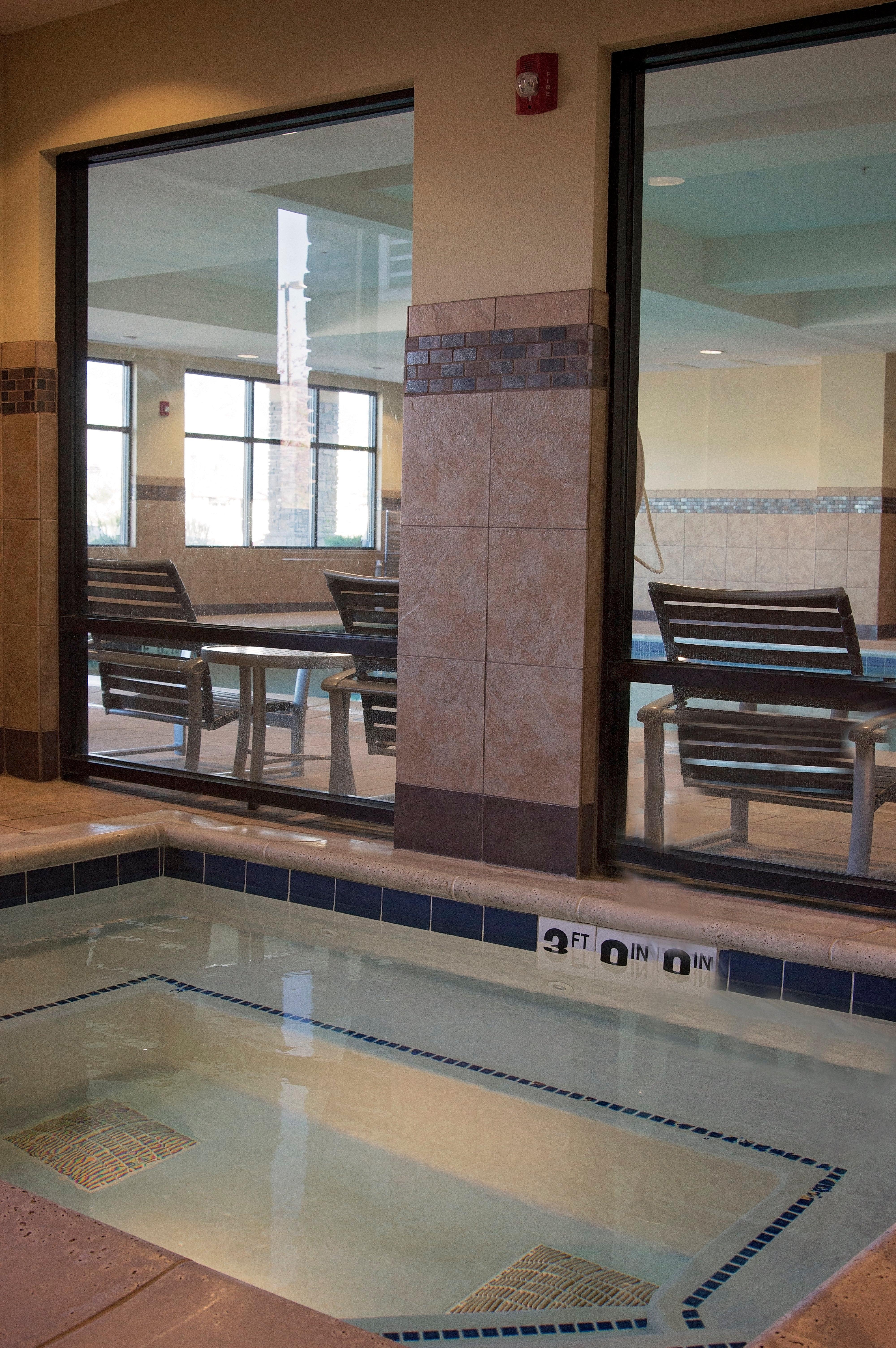 Holiday Inn Express & Suites Logan By Ihg Экстерьер фото
